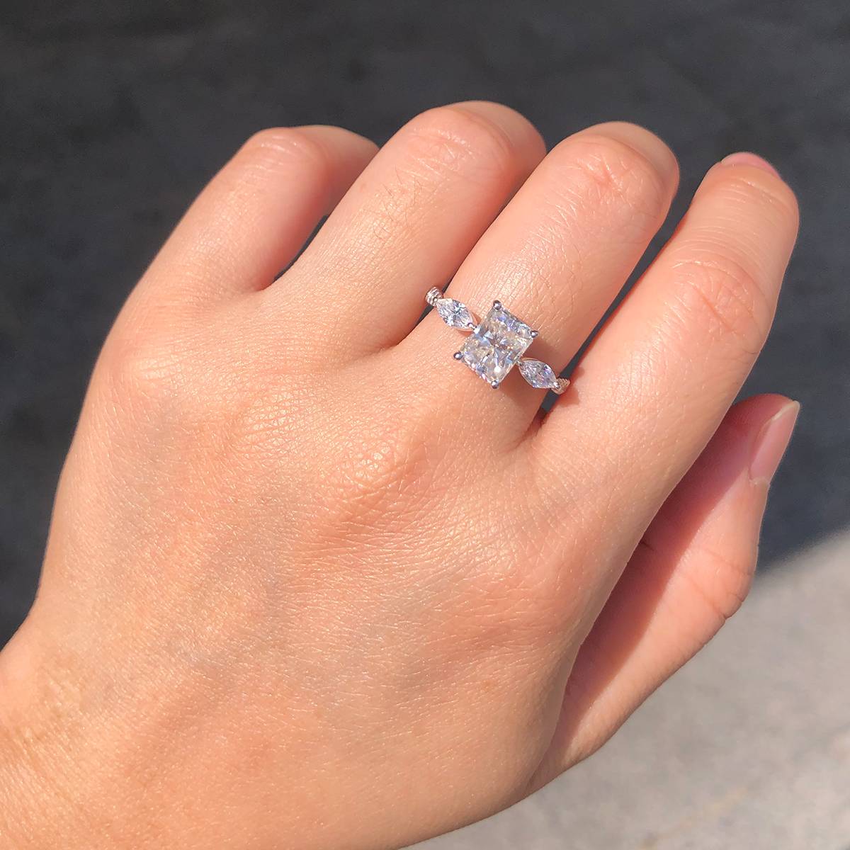三石款雷迪恩女戒S925银镀白金定制选款主石莫桑钻2.0ct/副石高碳钻